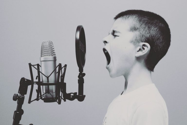 Découvrez mes formations inspirées de la communication non violente et de la psychologie positive. Pour des relations plus saines au travail