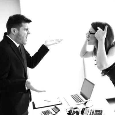 Formation en gestion de conflits : développez une communication claire et apaisée pour prévenir et désamorcer les tensions au travail.