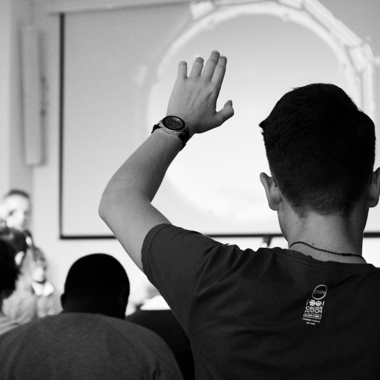 Découvrez mes formations inspirées de la communication non violente et de la psychologie positive. Pour des relations plus saines au travail